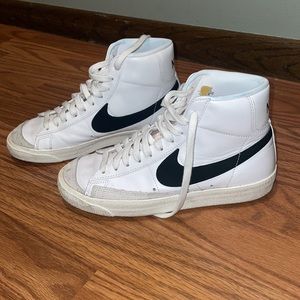 WOMEN'S NIKE BLAZER MID '77 CASUAL SHOES WHITE AND BLACK